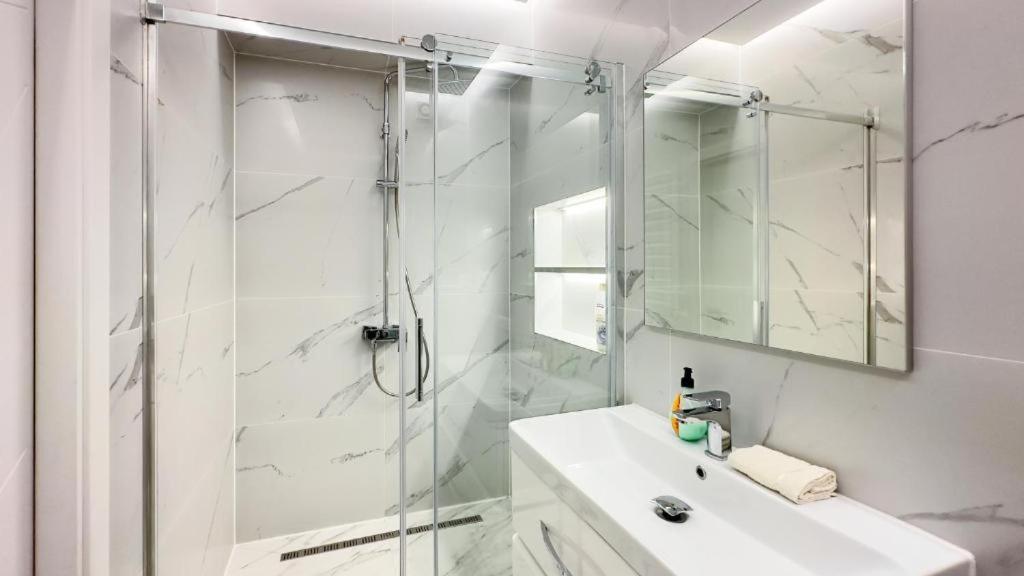 Glass New Apartments Ultracentral Chişinău Eksteriør billede